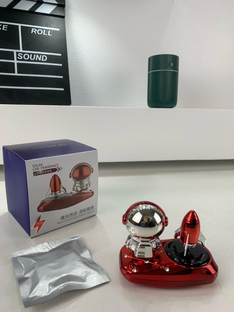 Parfum Voiture Solaire Décor Astronaute – موزع العطر في السيارة
