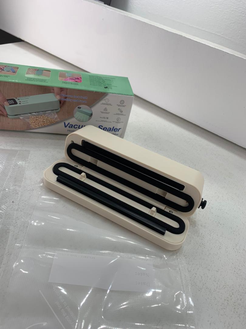 Mini scelleuse sous vide et Extracteur d’air portable 60 kPa avec 3 niveaux de température – جهاز تفريغ الهواء وغلق الأكياس