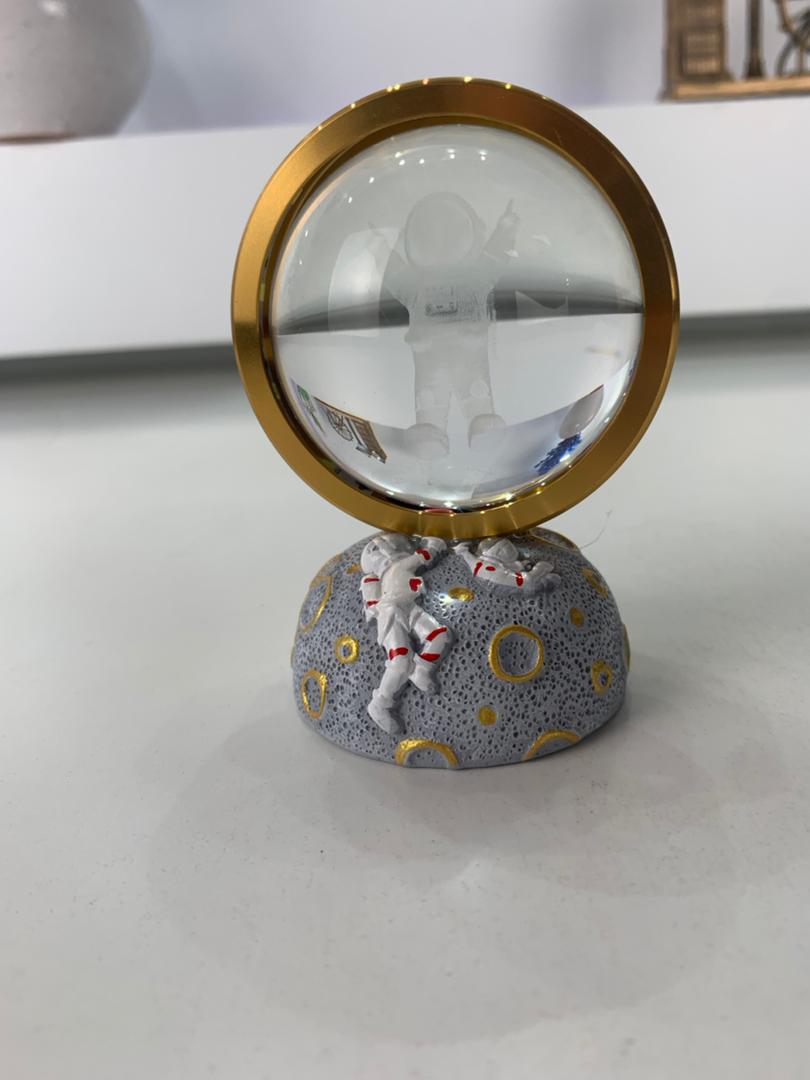 Lampe Astronut 3D Cristal – مصباح كروي ثلاثي الأبعاد للفضائي