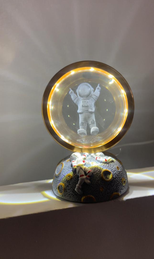 Lampe Astronut 3D Cristal – مصباح كروي ثلاثي الأبعاد للفضائي